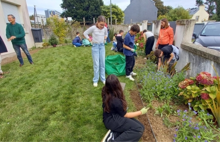 Atelier récolte de lavande avec les interactiens à la maison de retraite Paul Borossi