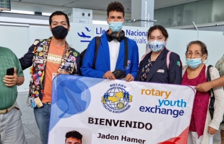 Accueil de Jaden à l'aéroport